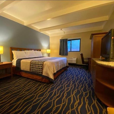 Economy Inn North Randall Екстер'єр фото