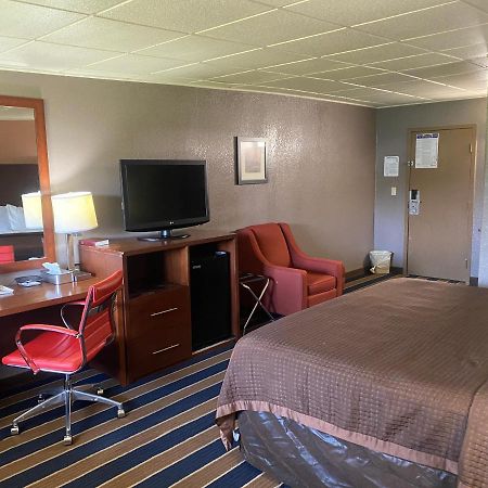 Economy Inn North Randall Екстер'єр фото
