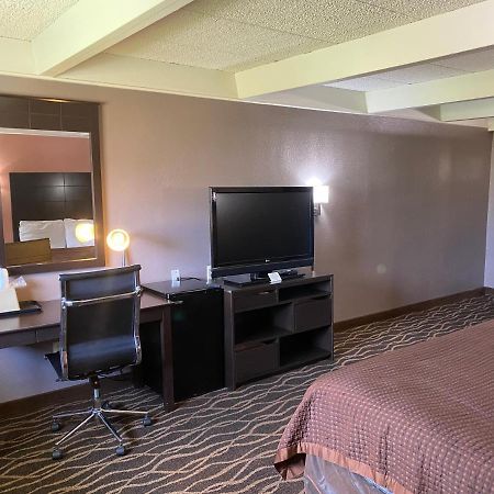 Economy Inn North Randall Екстер'єр фото
