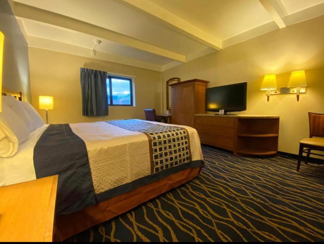 Economy Inn North Randall Екстер'єр фото