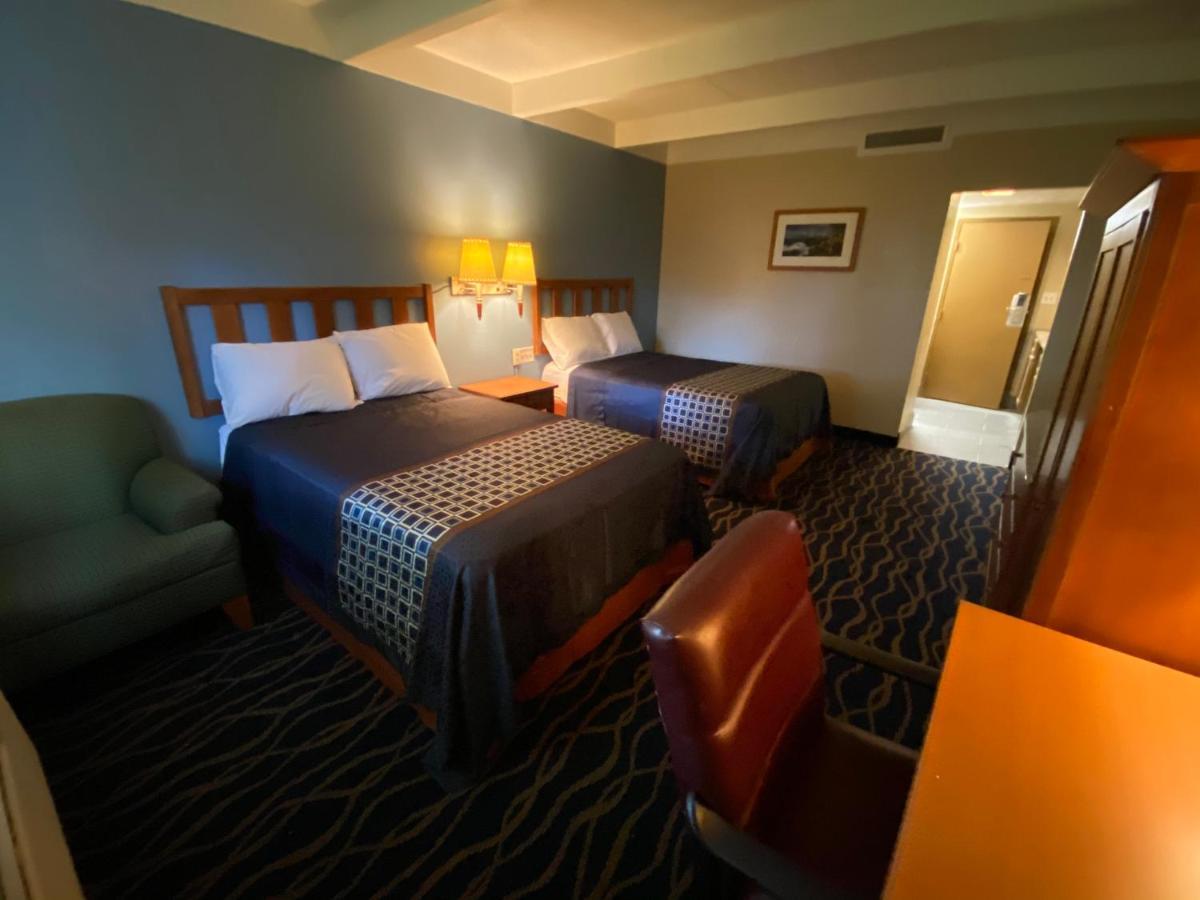 Economy Inn North Randall Екстер'єр фото