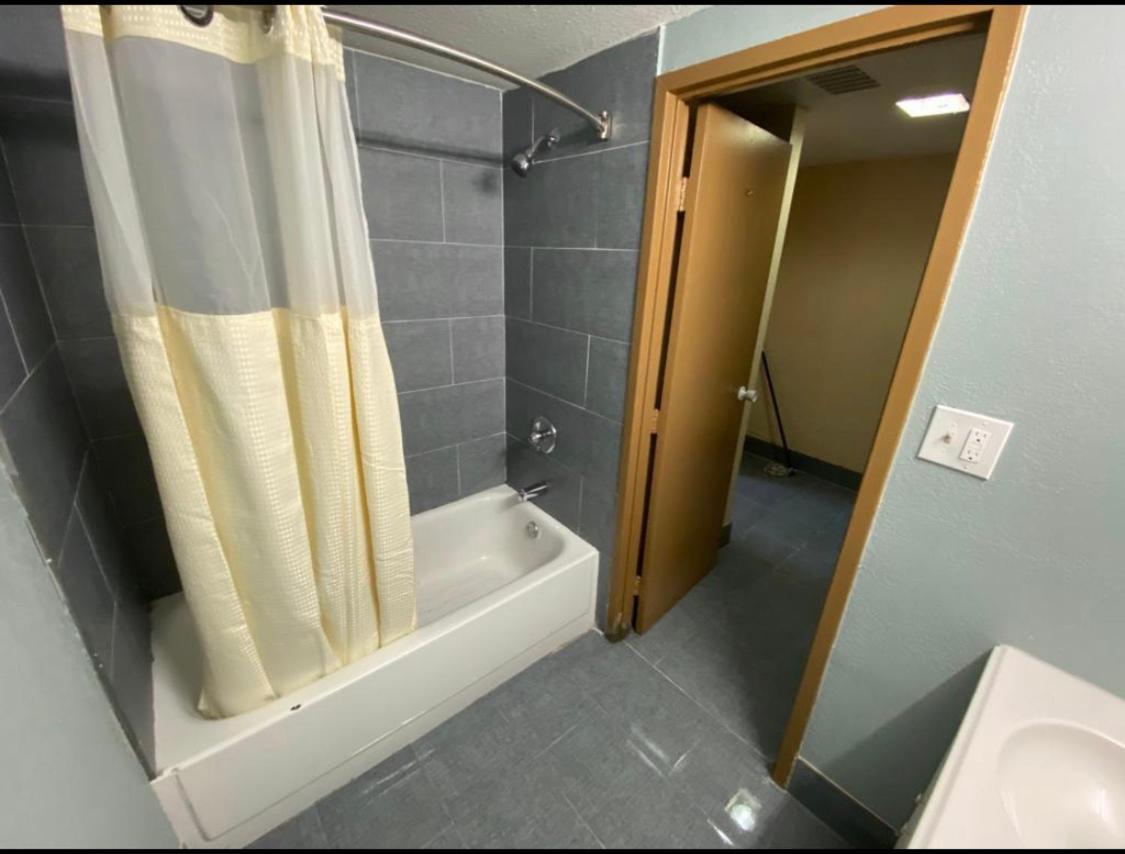 Economy Inn North Randall Екстер'єр фото