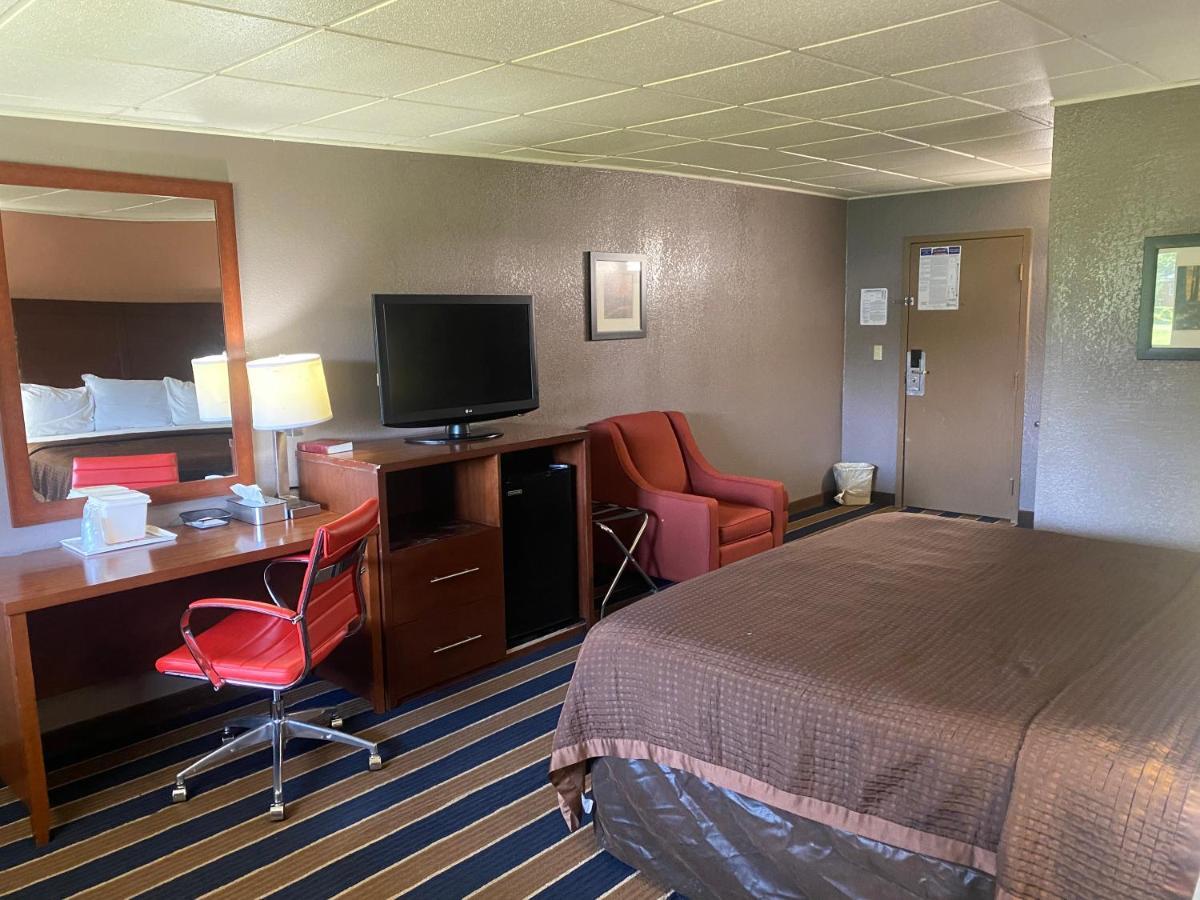 Economy Inn North Randall Екстер'єр фото