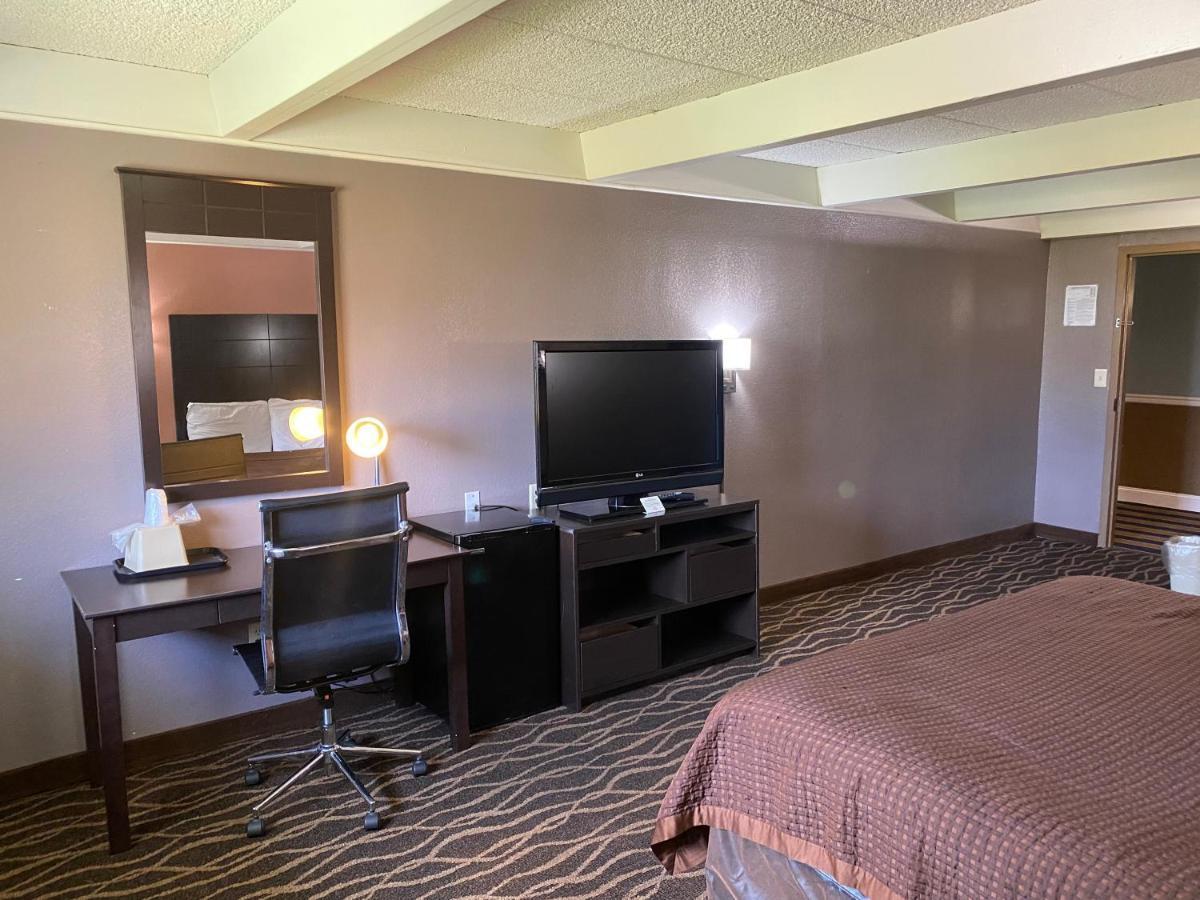 Economy Inn North Randall Екстер'єр фото