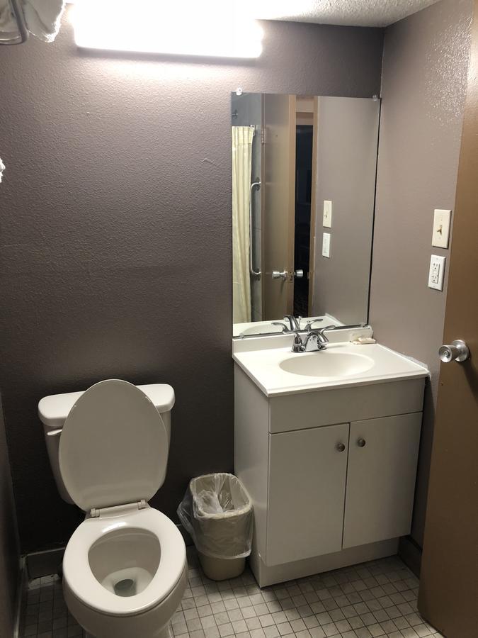 Economy Inn North Randall Екстер'єр фото