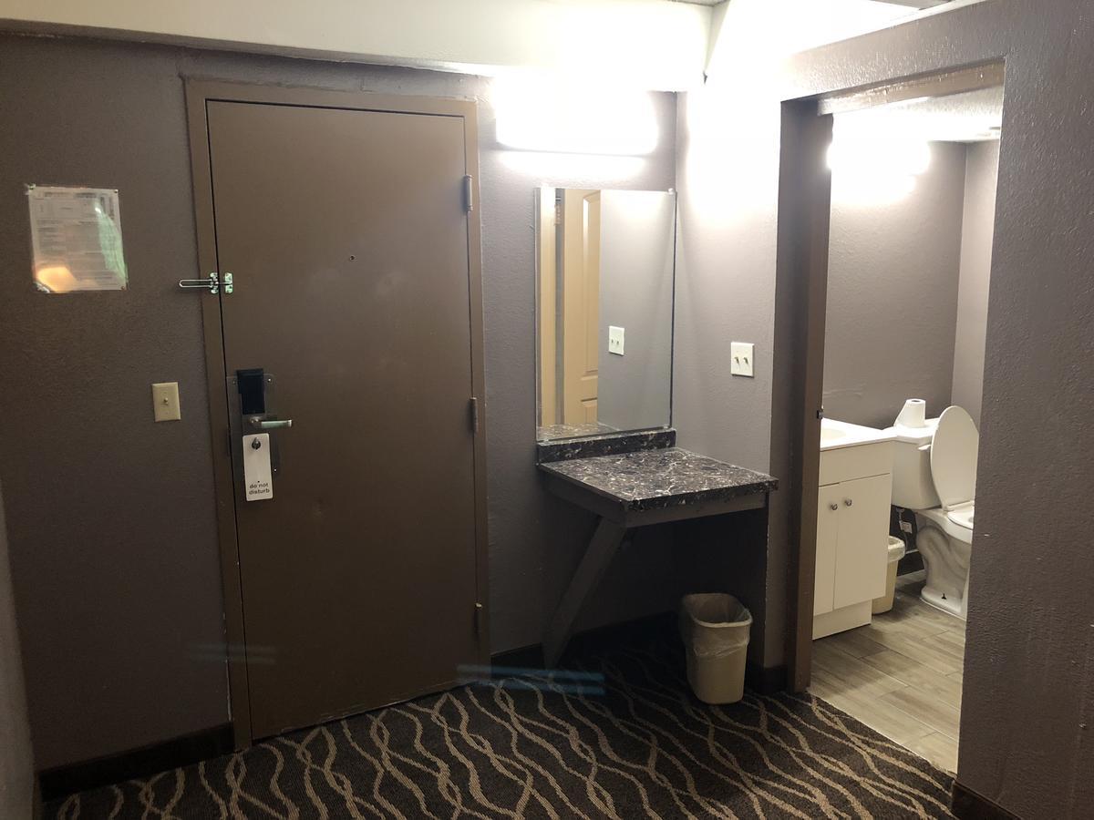 Economy Inn North Randall Екстер'єр фото