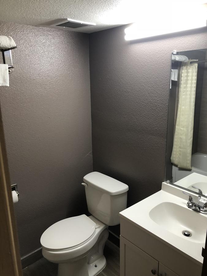 Economy Inn North Randall Екстер'єр фото