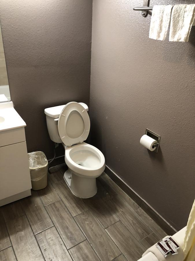 Economy Inn North Randall Екстер'єр фото