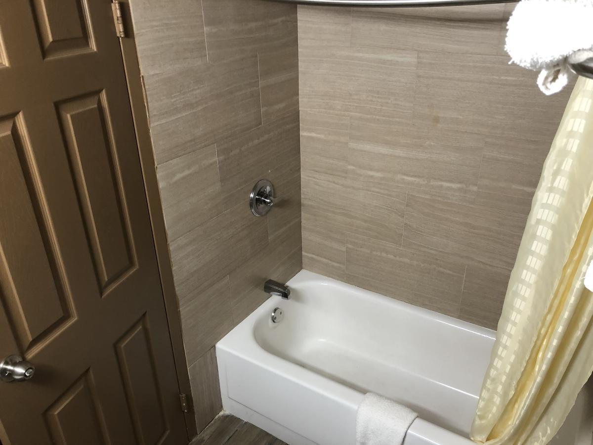 Economy Inn North Randall Екстер'єр фото