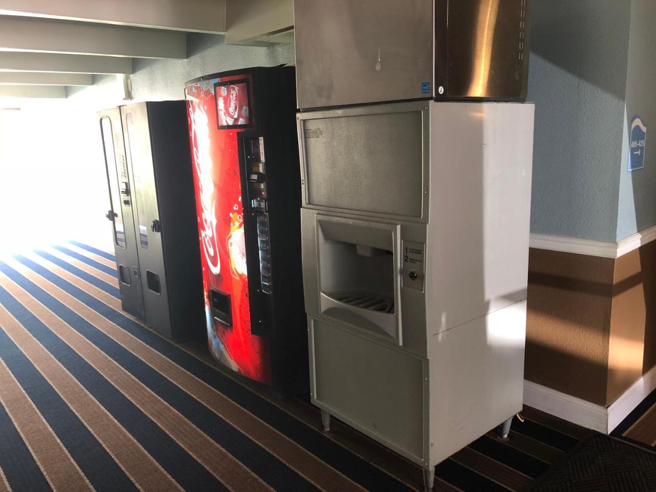 Economy Inn North Randall Екстер'єр фото