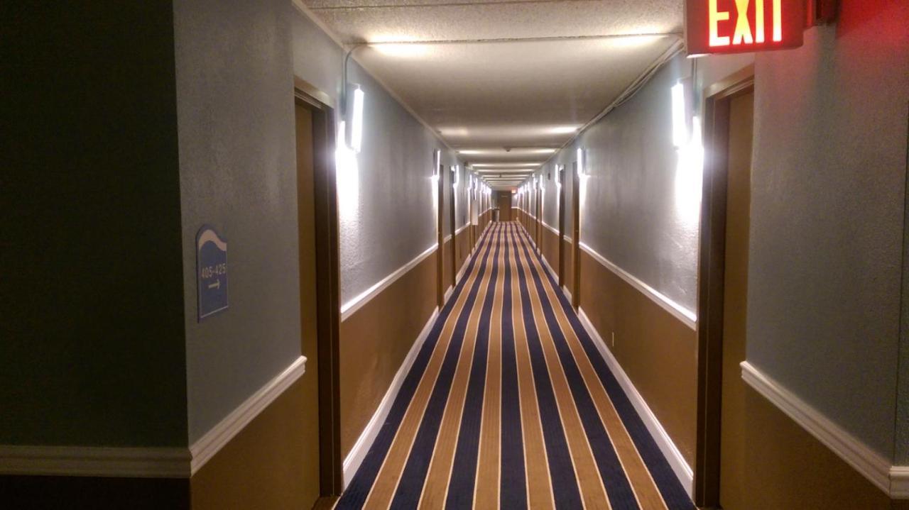 Economy Inn North Randall Екстер'єр фото