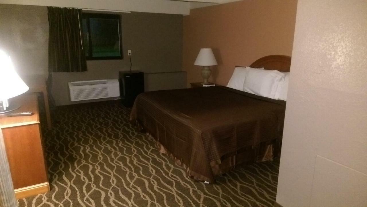 Economy Inn North Randall Екстер'єр фото